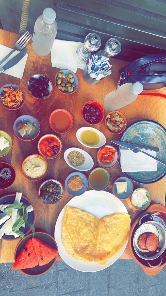 - وصلت مطار #صبيحة
- استخرجت الفيزا 45 € من مكتب الفيزا
- زحمة على كاونتر الجوازات اتجهت للمسار السريع fast track الشخص 578 ليرة
- باص Havabüs الى تقسيم 67.5 ليرة

- فطور في جهانقير بـ مطعم

#DOĞACIYIZGOURMET

الإفطار جيد الخدمة بطئية 
شخصين 550 ليرة بدون الضريبة
لا اكرر الزيارة