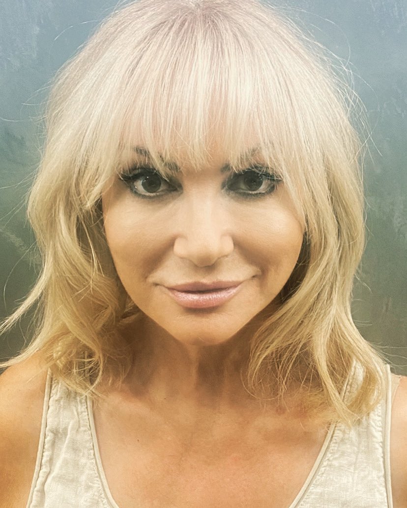 debbiearnold1's tweet photo. Got a new #hairdo - from Dan @HAREANDBONE Esher - I love it! https://t.co/DhO9q6UGE6