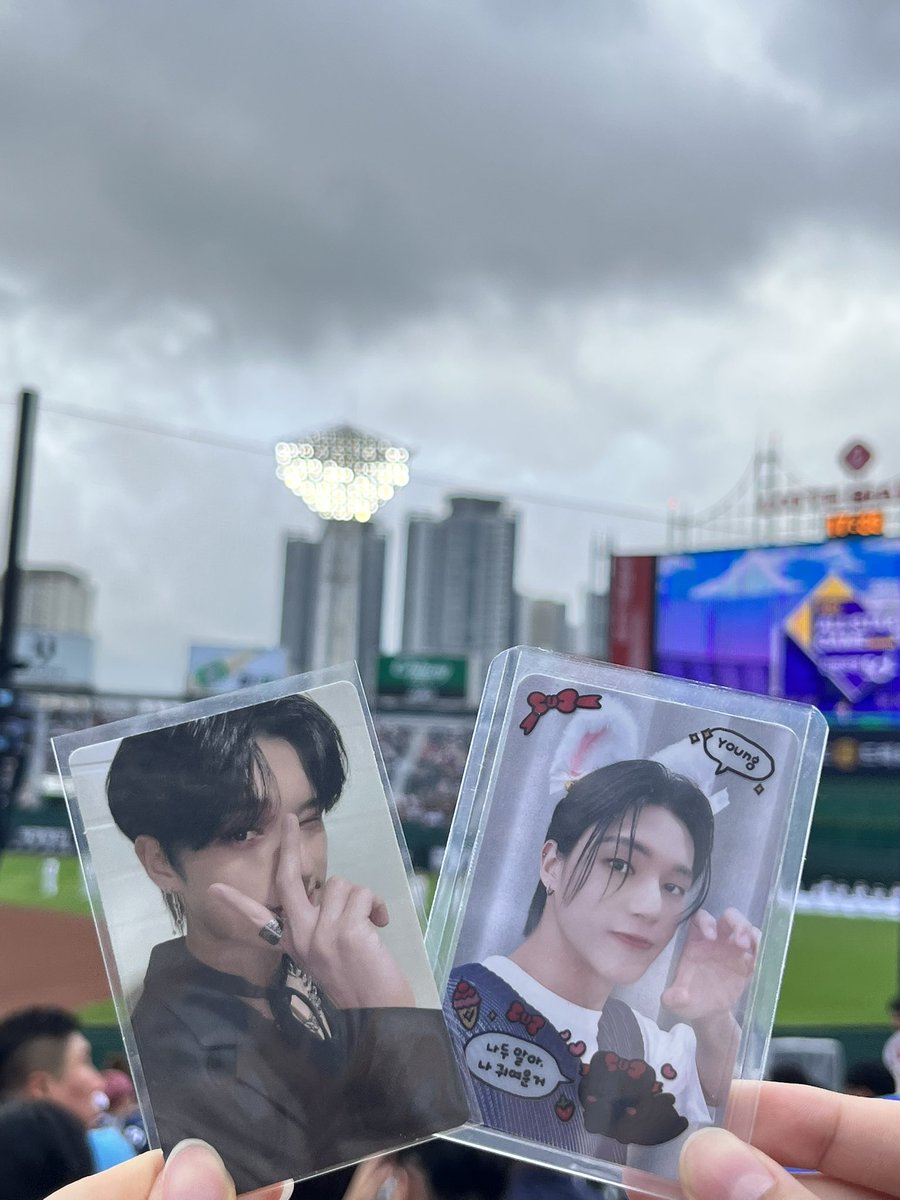 pingmeohwa's tweet photo. 우영이가 시구할(서동요기법) 사직야구장에서..
@pazzwoo 와…. https://t.co/hkHpEBp6km