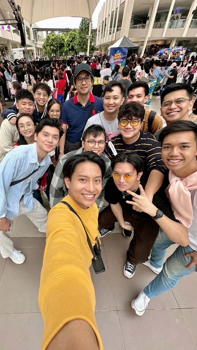 youmeusmnl's tweet photo. Look who’s here! Hi po @direklauren. #BINIFEST #BINI_2ndAnniversary #BINI https://t.co/cZZATBr4oI