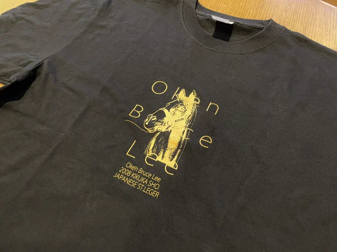 新商品のお知らせ  オウケンブルースリTシャツ  黒地のシャツの真ん中に 金色に輝くオウケンブルースリ ゆるかわなオウケンですが、こちらのTシャツはかっこいいオウケンです  おひとつ3,000円(税込) AERU売店にて販売中!