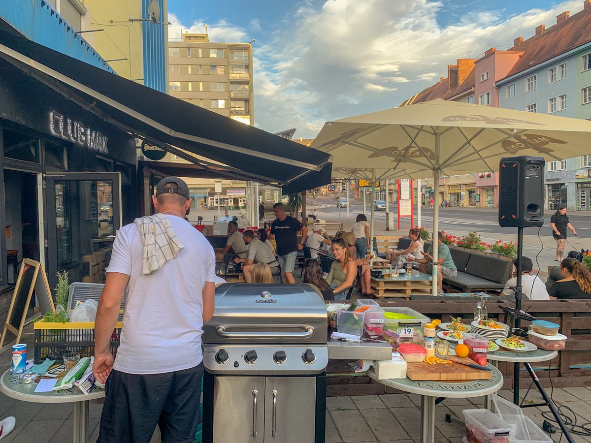 decinsko's tweet photo. Včera jsme si užívali v Clubu Max. Michal griloval, já vybíral hudbu. Skvělá atmosféra, výborné jídlo! 😃🍔🎶 #ClubMax #Děčín https://t.co/5em3eSijrB