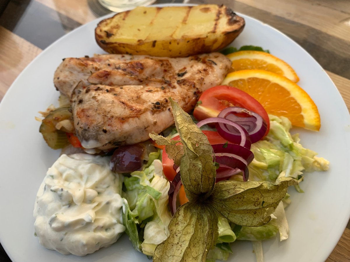 decinsko's tweet photo. Včera jsme si užívali v Clubu Max. Michal griloval, já vybíral hudbu. Skvělá atmosféra, výborné jídlo! 😃🍔🎶 #ClubMax #Děčín https://t.co/5em3eSijrB