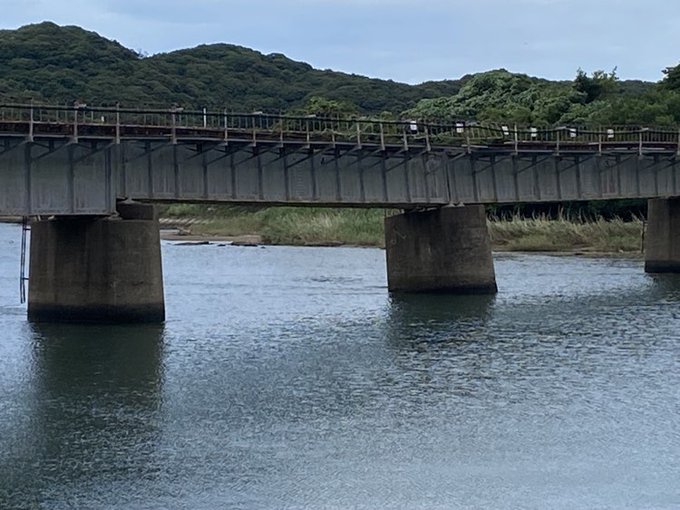 橋梁が水圧でおされ、橋脚がゆがみ、線路がずれている。