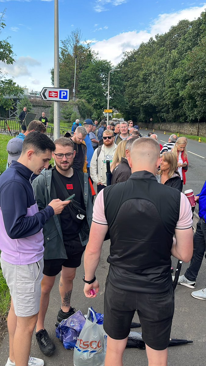 torric111's tweet photo. Poor show @ScottishOpen 50 minutes and still waiting for shuttle bus from Longniddry. Only 3 buses for a 4 carriage train full of people. #GenesisScottishOpen https://t.co/HT8525yajl