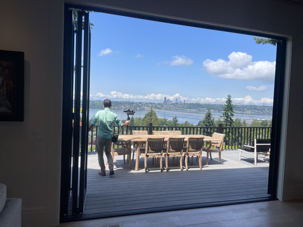loveablelisting's tweet photo. This week on #LoveableListings a #MercerIsland show stopper with incredible views you have to see! Plus, a kitchen that goes on forever!  @Compass Broker #KellyWeisfieldSeattle shows us around tomorrow starting at 10am on #FOX13 + https://t.co/mOlhhnFa0v