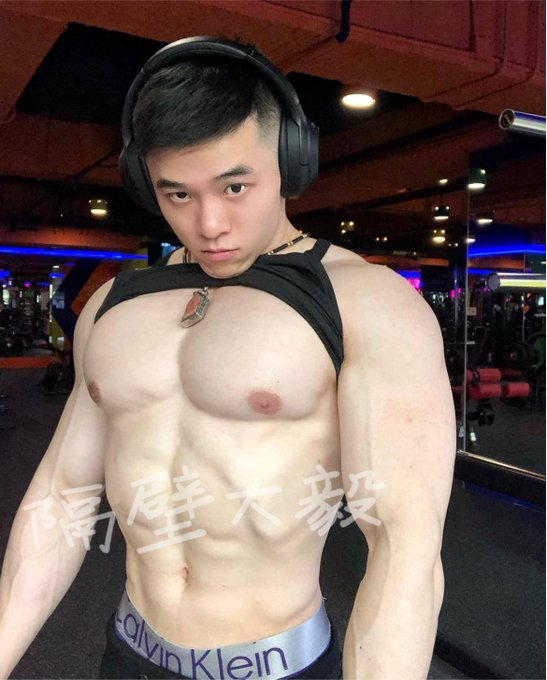 8dLPqm's tweet photo. 健身房经常被搭讪是因为我鸡吧粗大吗 骚逼你深喉过最大，肏翻你逼最爽的鸡吧有多大 #跟我来交友 #想要看到全是喜欢我的私信  再紧再耐的逼我能让你外翻夹着精液开花🔞 https://t.co/yetf7sXwQV