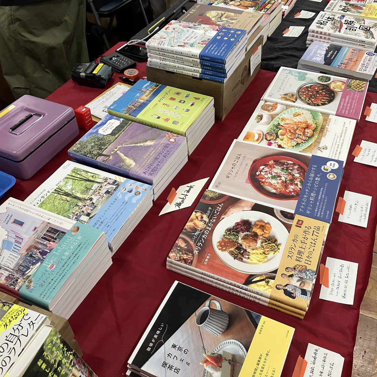 tabinohintbook's tweet photo. 編集部も、少し販売のお手伝いに行ってきました。
旅のヒントBOOKをすでに持っているという方にもお会いできて、嬉しかったです✨
本日お買い上げくださった皆様、手にとってくださった皆様、ありがとうございました！
明日もやってます～📕
#bookmarket
#イカロス出版 https://t.co/BeI63yxu1H