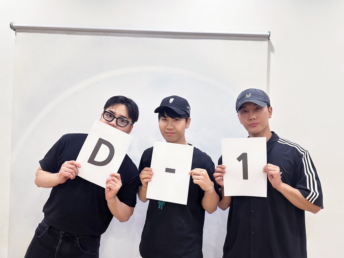 RBW_VROMANCE's tweet photo. [#브로맨스]

🌈RBW 2023 SUMMER FES 
: Over the Rainbow - SEOUL D-1🌈

콜리 여러분, 바로 내일❗️
무더위도 브로맨스와 함께 
무대 즐기며 물리쳐 보아요🙌🏻

#VROMANCE #SummerFes #OverTheRainbow https://t.co/zrvuu1pCbV