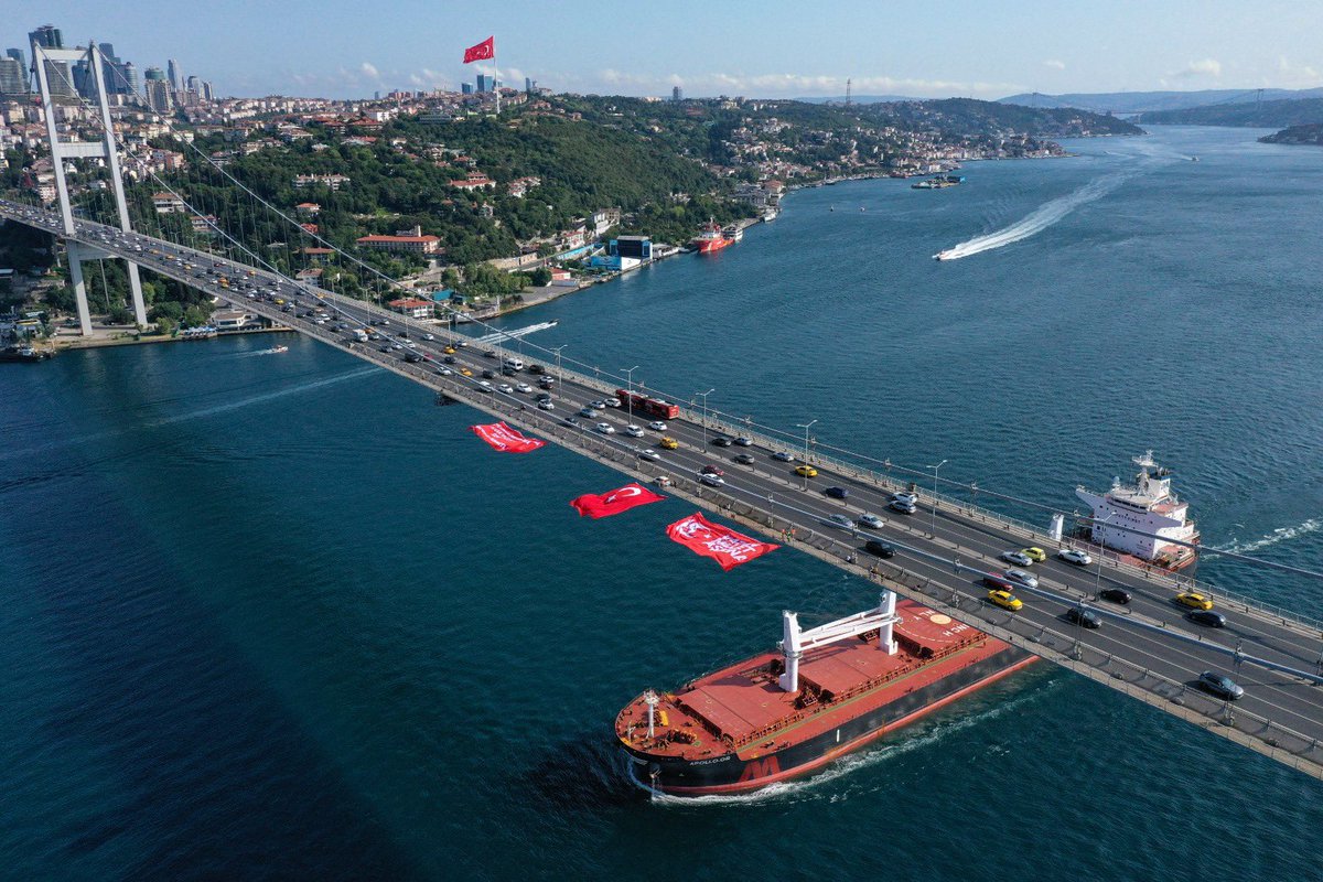 a_resatelgin's tweet photo. FETÖ'nün #15Temmuz 2016'daki darbe girişiminin 7. yılında Cumhurbaşkanlığı İletişim Başkanlığı, İstanbul Valiliği ve 15 Temmuz Derneği işbirliğinde 15 Temmuz Şehitler Köprüsü'ne Türk bayrağı asıldı. https://t.co/PwMxSXTpsp