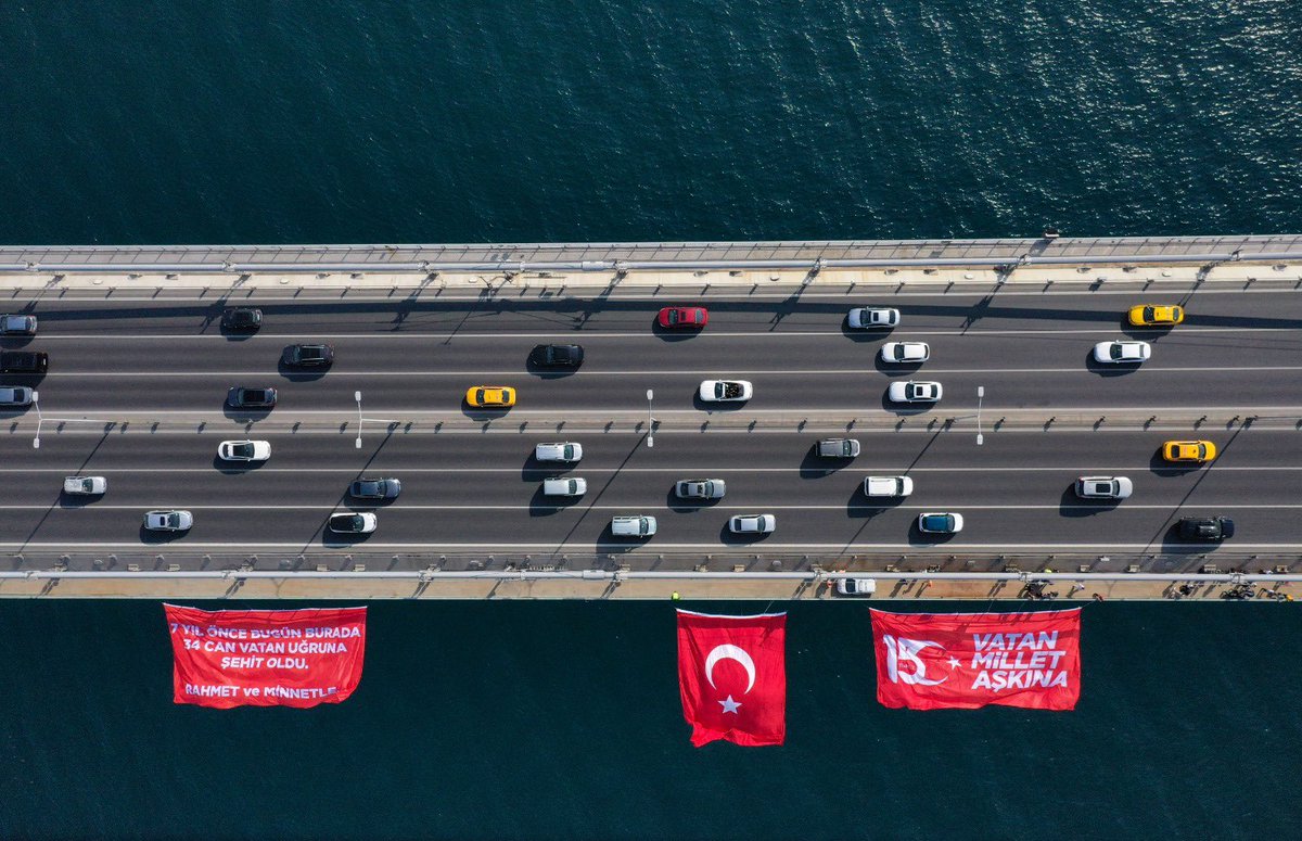 a_resatelgin's tweet photo. FETÖ'nün #15Temmuz 2016'daki darbe girişiminin 7. yılında Cumhurbaşkanlığı İletişim Başkanlığı, İstanbul Valiliği ve 15 Temmuz Derneği işbirliğinde 15 Temmuz Şehitler Köprüsü'ne Türk bayrağı asıldı. https://t.co/PwMxSXTpsp