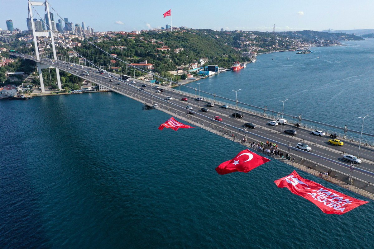 a_resatelgin's tweet photo. FETÖ'nün #15Temmuz 2016'daki darbe girişiminin 7. yılında Cumhurbaşkanlığı İletişim Başkanlığı, İstanbul Valiliği ve 15 Temmuz Derneği işbirliğinde 15 Temmuz Şehitler Köprüsü'ne Türk bayrağı asıldı. https://t.co/PwMxSXTpsp