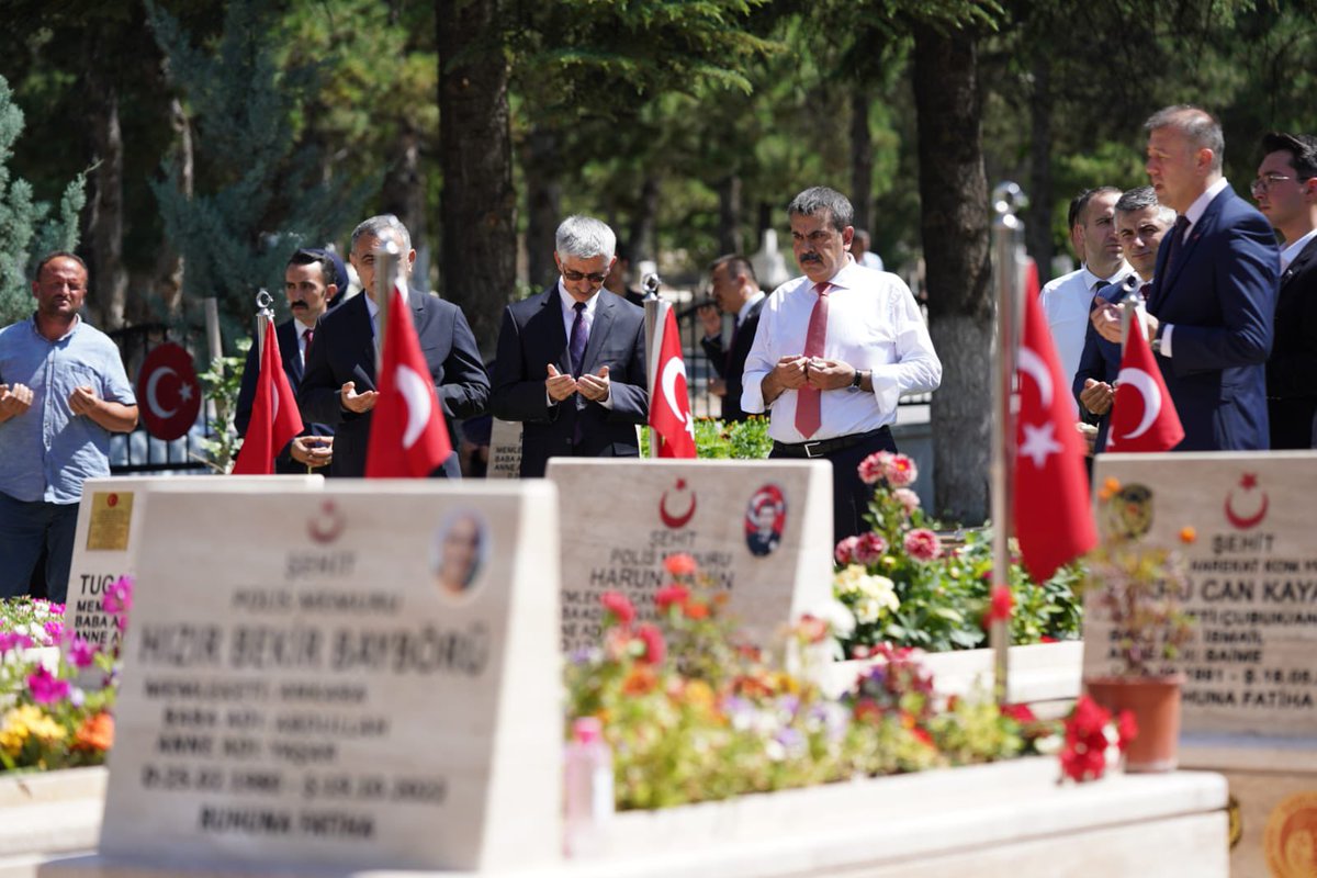 Yusuf__Tekin's tweet photo. Devletimizin bağımsızlığı ve bekası için, milletimizin dirlik ve birliği için canını seve seve feda eden tüm şehitlerimizin makamları cennet olsun. Allah hepsinden razı olsun. https://t.co/RPSr03GZ77