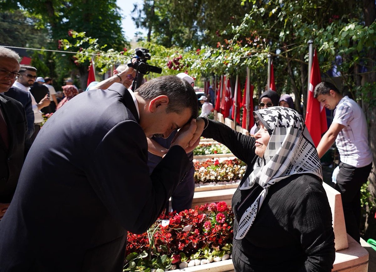 Devletimizin bağımsızlığı ve bekası için, milletimizin dirlik ve birliği için canını seve seve feda eden tüm şehitlerimizin makamları cennet olsun. Allah hepsinden razı olsun.