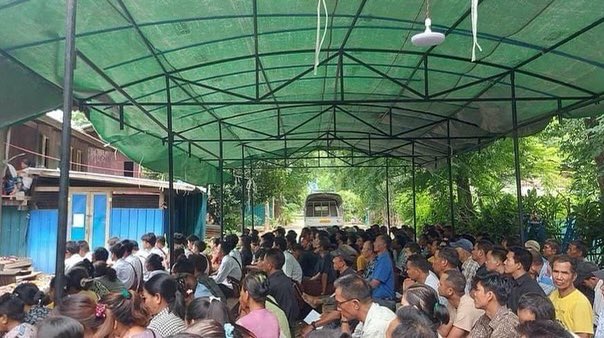 Justice33645641's tweet photo. A married couple was killed and their 3 yo child got head injury due to the heavy weapons of military troops in Kale tsp, Sagaing division last night. The funeral was held today. #LegalizationOfNUG #2023Jul15Coup #WhatsHappeningInMyanmar https://t.co/xIUHjJY1kB