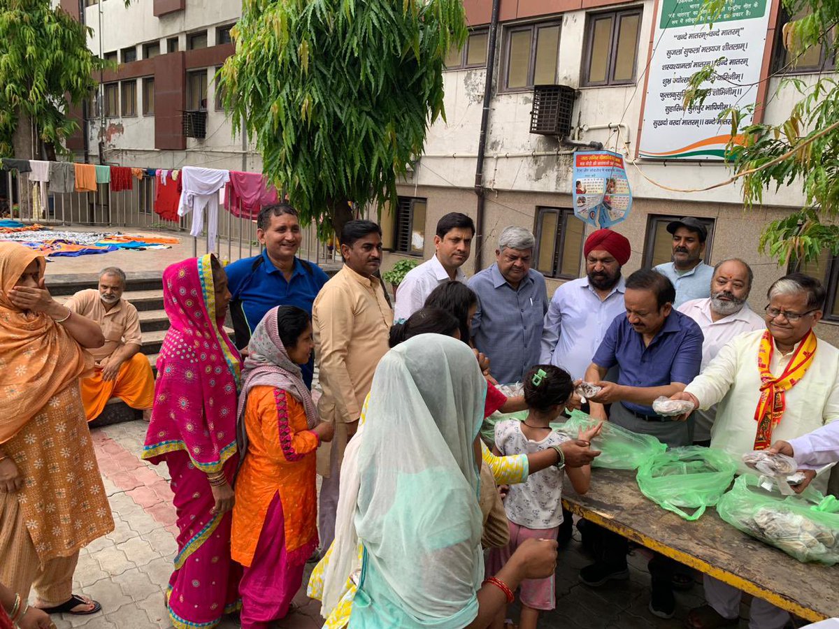 drharshvardhan's tweet photo. बाढ़-ग्रस्त क्षेत्रों में दिल्ली भाजपा द्वारा आज से आरंभ किया हुआ सफ़ाई श्रमदान जारी रहेगा। जैसे जैसे पानी ख़ाली होगा, सड़कों को हम और हमारे कार्यकर्ता साफ़ करेंगे।बीमारियाँ ना फैलें, इसलिए दिल्लीवासियों से हमने अपील करी कि जहां भी कूड़ा दिखे उसको लोग स्वयं साफ करें और दिल्ली सरकार के भरोसे न रहें। आज इस मौक़े पर मेरे साथ @BJP4Delhi अध्यक्ष श्री @Virend_Sachdeva जी भी मौजूद रहे और हमने दिल्ली की जनता को आश्वस्त किया कि हम उनकी सेवा में सदैव कार्यरत हैं।

@PMOIndia @BJP4India