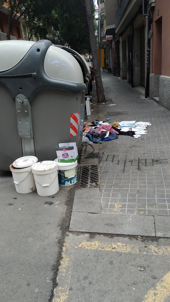 jloptoledo's tweet photo. Carrer Orient/Paris pasan los años y las quejas vecinales pero nada cambia..., hasta cuando??? #elbasurerodecollblanc, @LHAjuntament @nuriamarinlh @VolemNet https://t.co/gUQYTRQ4DJ