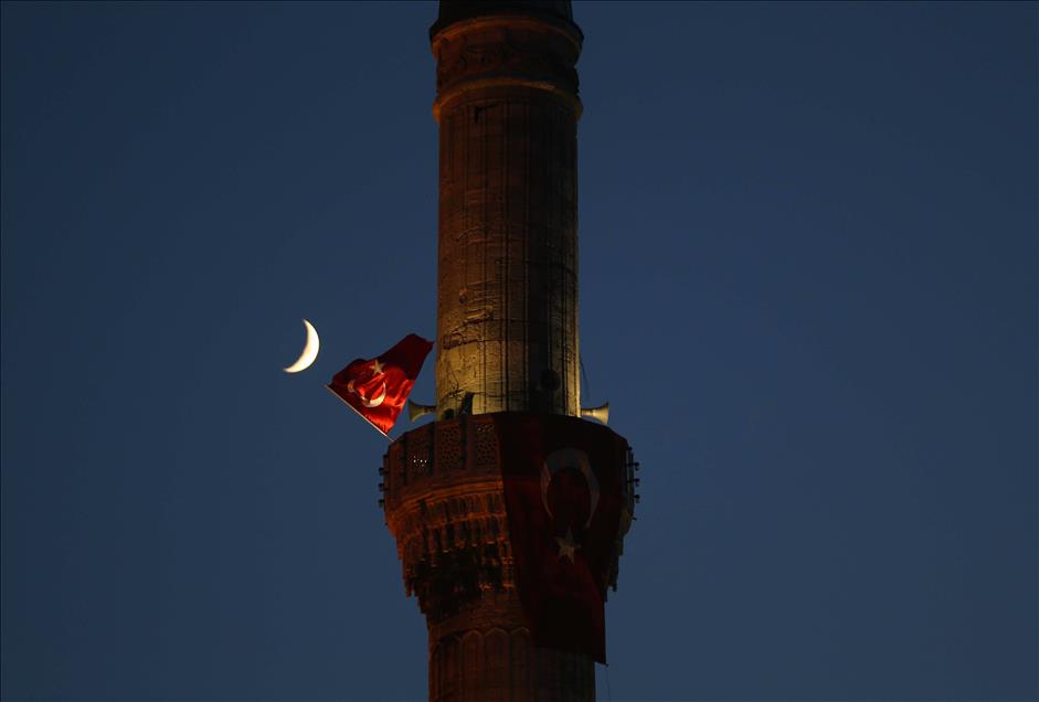 fikriyatcom's tweet photo. 15 Temmuz'un hafızalardan silinmeyen kareleri 📸

#15TemmuzDestanı https://t.co/bWJupdUt9R