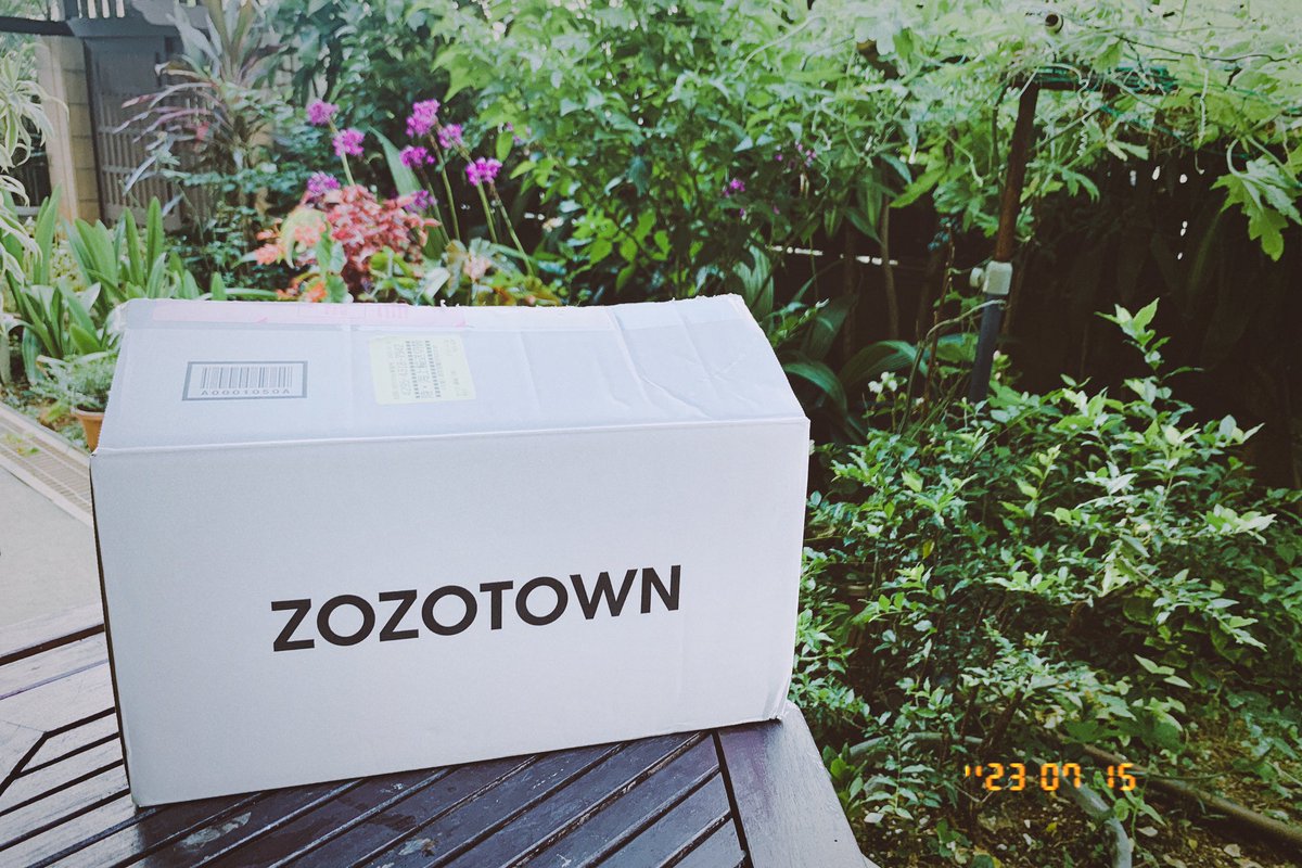 まさかの白い箱ー！
ふと思ったけどZOZOTOWN歴12年って
長いな。なかなか店舗でゆっくり見ることできないから家でゆっくり探す時間が至福…🙏✨

いつもありがとうございます🌿

#ZOZOSALE箱CP