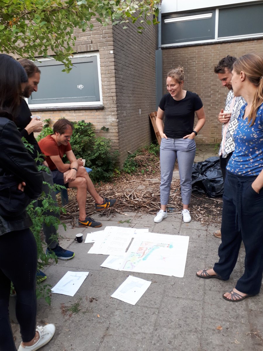 riddertuin's tweet photo. Gisteren kregen we perma-cultuur-les van één van onze tuinders. In het heel kort: samenwerken met de natuur. We zijn al goed op weg en er kan nog meer. Ideeën om mee aan de slag te gaan dus!
#buurtmoestuin #hoograven https://t.co/f0IGe3KOeA