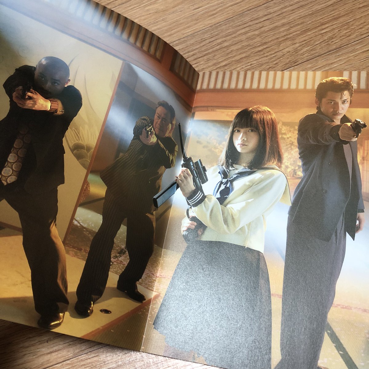 <세일러복과 기관총 : 졸업> 팜플렛은 2016년 일본 개봉 당시 발행된 B5 사이즈의 팜플렛으로 영화 스틸컷과 작품 소개는 물론 주연 하시모토 칸나,...