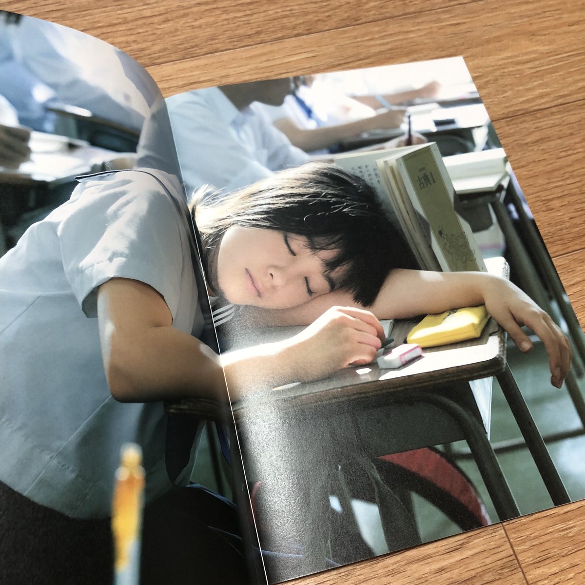 <세일러복과 기관총 : 졸업> 팜플렛은 2016년 일본 개봉 당시 발행된 B5 사이즈의 팜플렛으로 영화 스틸컷과 작품 소개는 물론 주연 하시모토 칸나,...