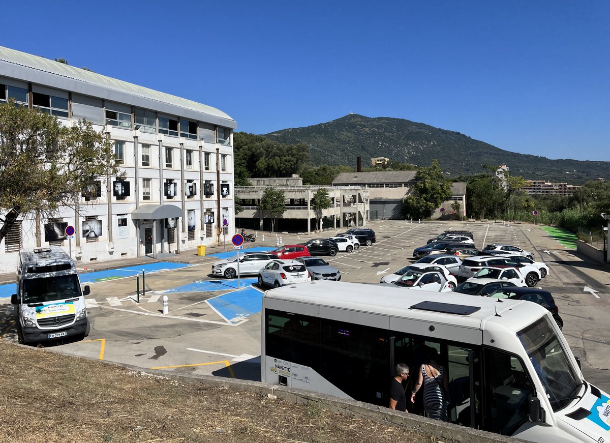 #Ajaccio
🅿️ Le nouveau parking situé sur le site de la Miséricorde inauguré par le maire Stéphane Sbraggia et son conseil municipal ! 
✅ Ouvert 24/24h, il propose aux Ajacciens et visiteurs près de 200 places de stationnement.
1/2