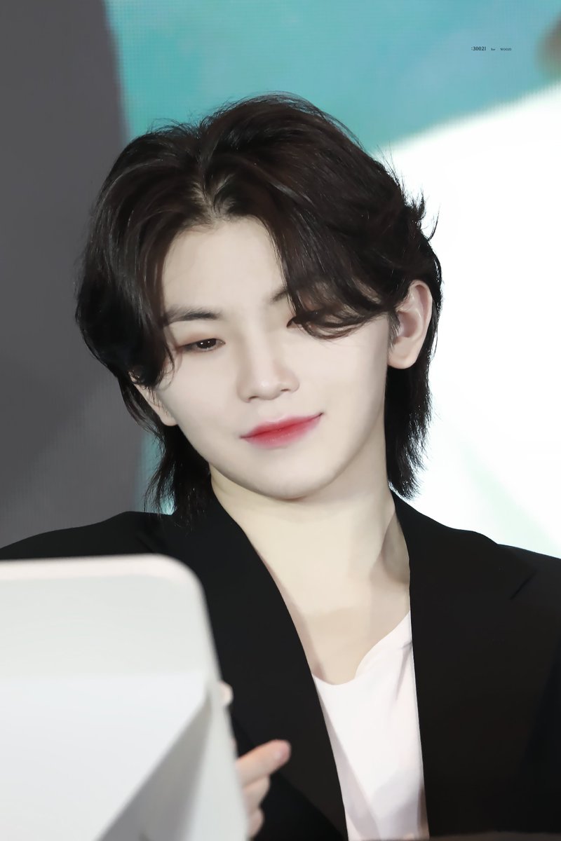 WOOZI_xxxx's tweet photo. 230710 광저우 이즈위 팬싸

천하제일 미묘 아름다워 

#세븐틴 #우지 #WOOZI https://t.co/TbFC5nr1FQ