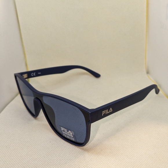 BlackCrowFinds's tweet photo. So good I had to share! Check out all the items I'm loving on @Poshmarkapp from @LostSilhouette2 #poshmark #fashion #style #shopmycloset #fila: https://t.co/oykP1Ui0zL https://t.co/WBOB2XN0FD