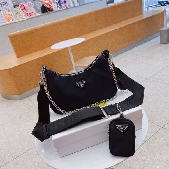 Glamourstyle2's tweet photo. So good I had to share! Check out all the items I'm loving on @Poshmarkapp #poshmark #fashion #style #shopmycloset #prada #guess: https://t.co/2cGzuhRXUr https://t.co/4PwC9vM1dd