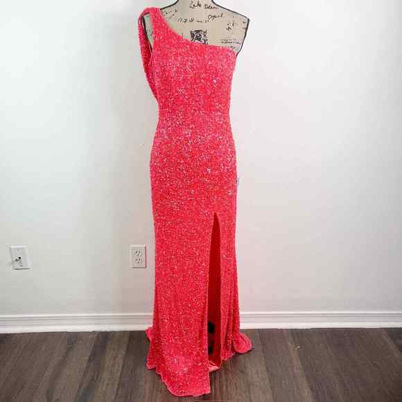 ld23012's tweet photo. So good I had to share! Check out all the items I'm loving on @Poshmarkapp #poshmark #fashion #style #shopmycloset #thorogood #schutz #macduggal: https://t.co/YcGfp31Cyb https://t.co/JbVTIvwrlX
