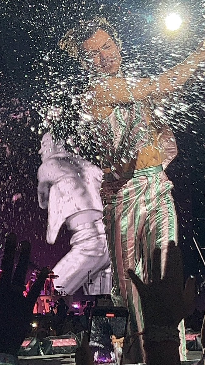elrincondeani's tweet photo. HARRY. STYLES. ME. HA. MOJADO. CON. SUB BOTELLA. https://t.co/xwnhByPnqq