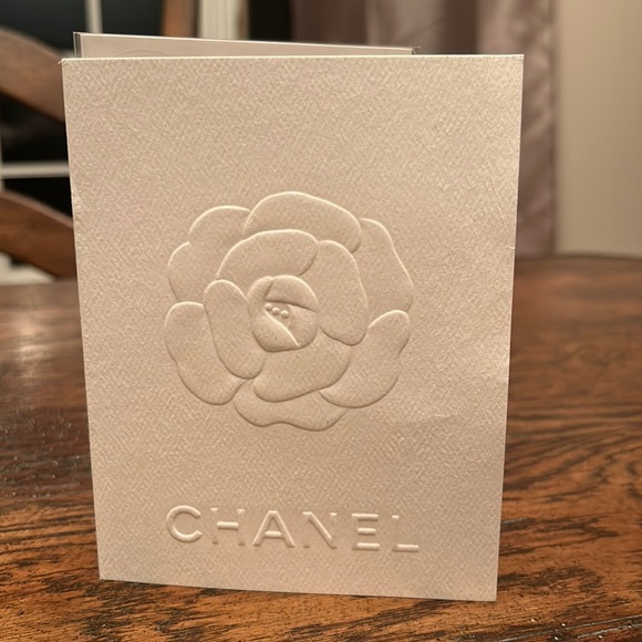 AnGOnlineStore's tweet photo. So good I had to share! Check out all the items I'm loving on @Poshmarkapp #poshmark #fashion #style #shopmycloset #sharagano #chanel #murad: https://t.co/fnE2OJv445 https://t.co/MwLxVofx1v