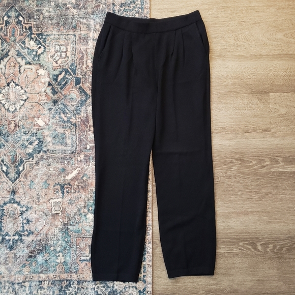 MECruz11's tweet photo. So good I had to share! Check out all the items I'm loving on @Poshmarkapp #poshmark #fashion #style #shopmycloset #stjohn #bananarepublic: https://t.co/slSYDFpek2 https://t.co/T9IKTfFU8U