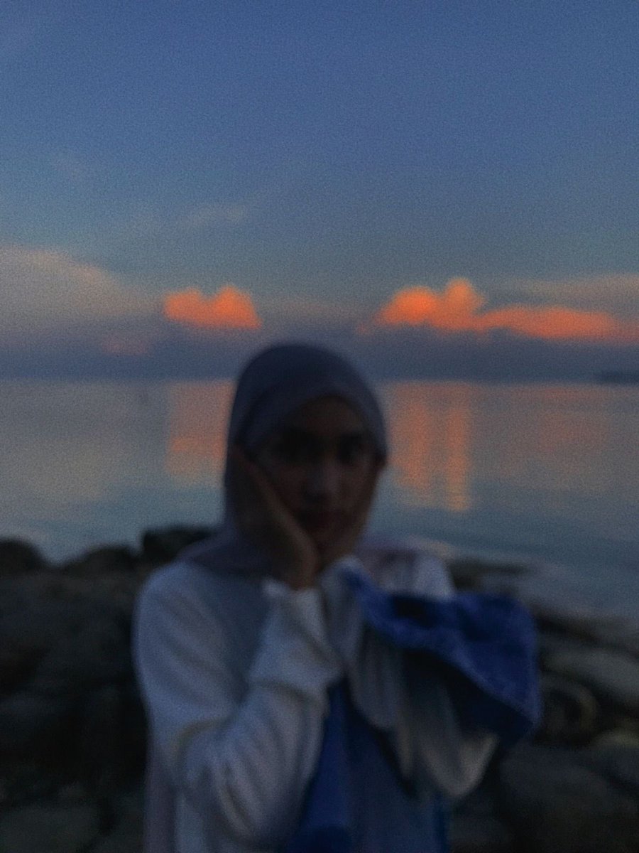 M_Faris_27's tweet photo. Akhirnya dapet teori baru. Ternyata menikmati senja yang paling indah bukan sambil menyeruput kopi. https://t.co/F6wG2dCfI0