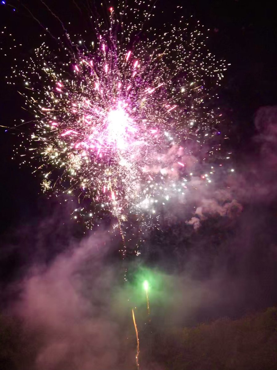 mcciuntu's tweet photo. Beaucoup de monde pour le feu d’artifice au Parc du Morbras. Un éternel plaisir pour les yeux qui réunit tous les sucyciens. Un beau moment à préserver ! 🇫🇷 #14juillet2023 #14juillet #FeteNationale #Sucy @VilleSucy https://t.co/6J22kdSdLn