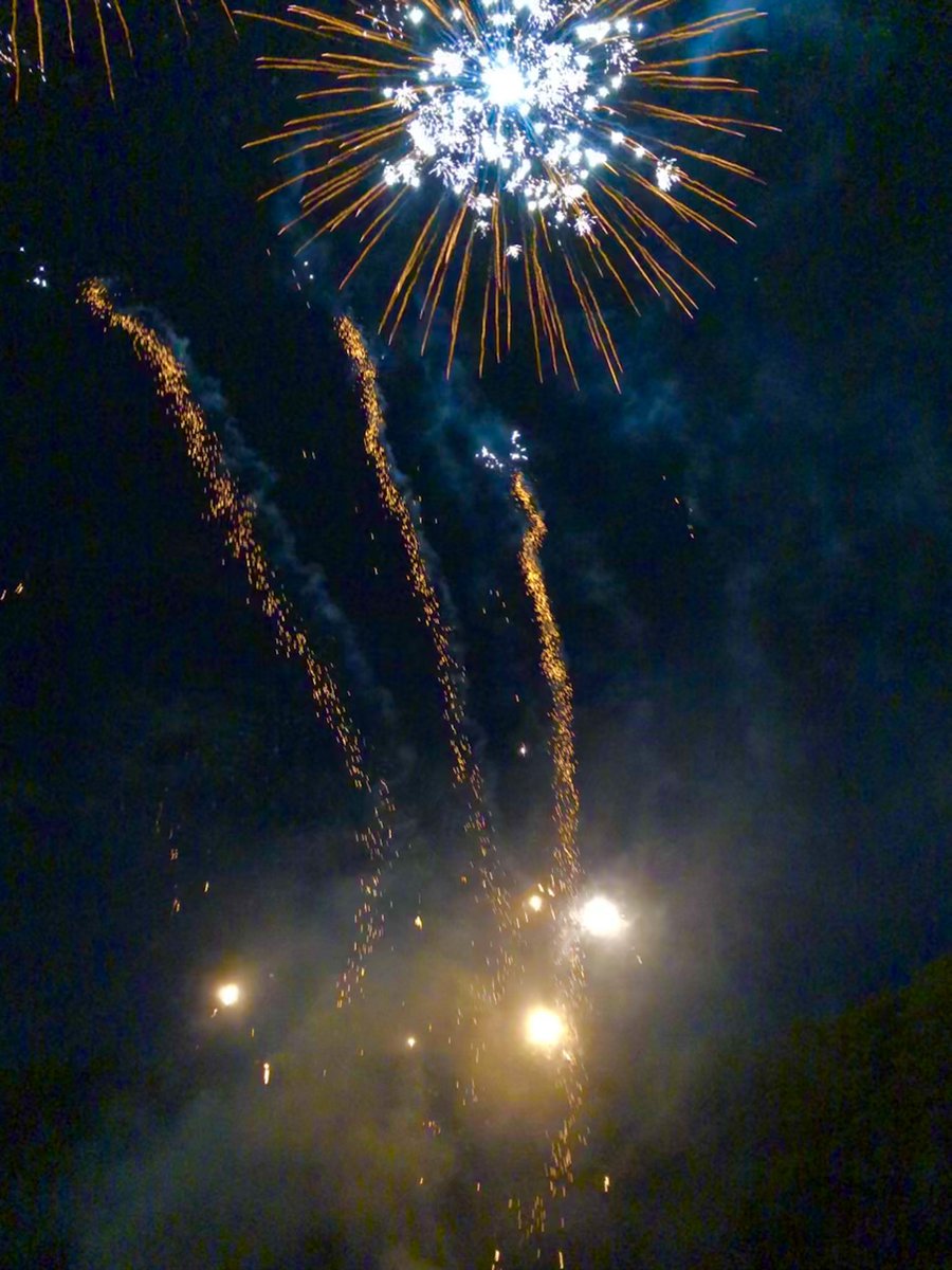 mcciuntu's tweet photo. Beaucoup de monde pour le feu d’artifice au Parc du Morbras. Un éternel plaisir pour les yeux qui réunit tous les sucyciens. Un beau moment à préserver ! 🇫🇷 #14juillet2023 #14juillet #FeteNationale #Sucy @VilleSucy https://t.co/6J22kdSdLn