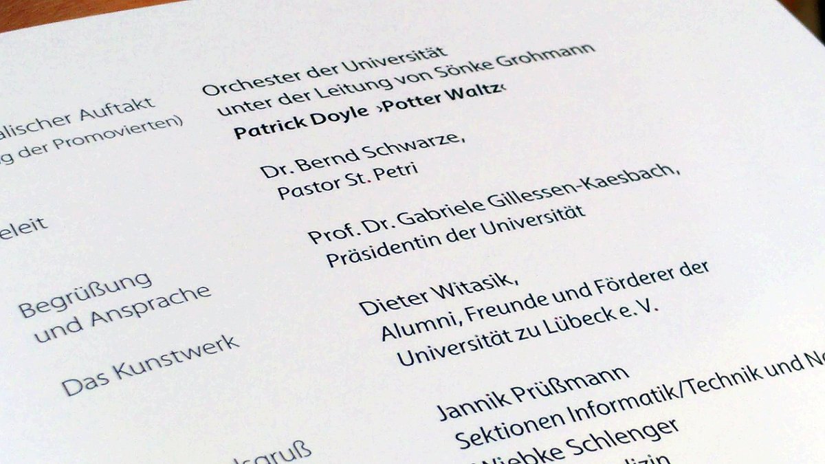 UniLuebeck's tweet image. Ein sonniger Tag beim akademischen Festakt der Universität zu Lübeck in St. Petri. Zum letzten Mal in ihrer Amtszeit gratuliert die Präsidentin, Frau Prof. Gillessen-Kaesbach, den Absolventinnen und Absolventen zu ihrem Abschluss. #Promotion #MasterOfScience