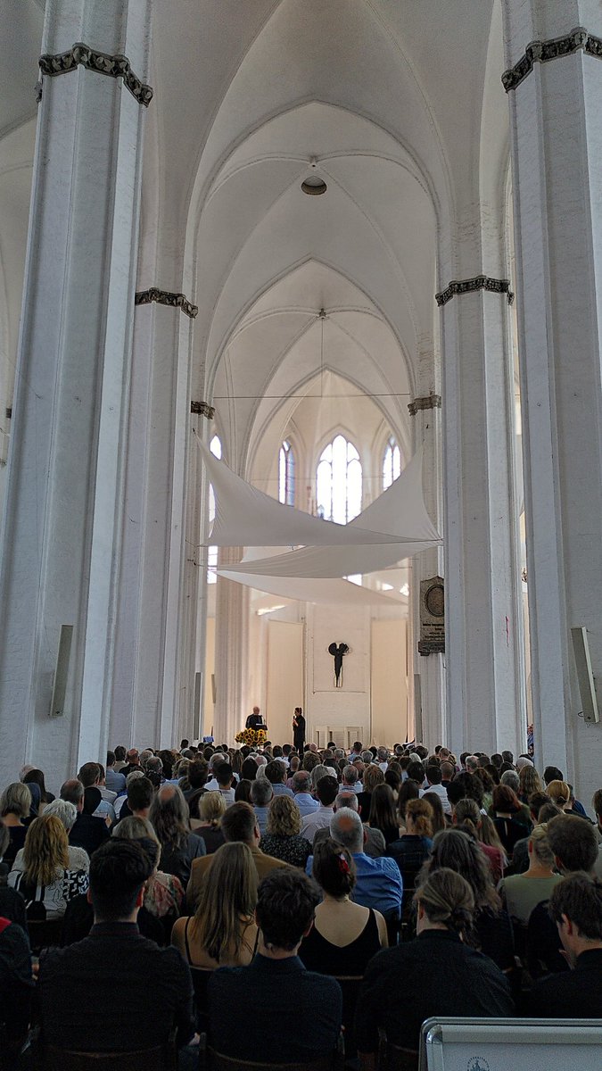 UniLuebeck's tweet image. Ein sonniger Tag beim akademischen Festakt der Universität zu Lübeck in St. Petri. Zum letzten Mal in ihrer Amtszeit gratuliert die Präsidentin, Frau Prof. Gillessen-Kaesbach, den Absolventinnen und Absolventen zu ihrem Abschluss. #Promotion #MasterOfScience