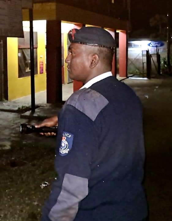 fiji_force's tweet photo. 👮‍♂️👮‍♀️Keeping a close tabs on the movement of people, as many rush to get their shopping 🛍 done before most supermarkets and shops close at 9pm.

Continue to be alert and be aware of what's happening around you!

#StayAlertToStaySafe #saluspopuli https://t.co/1cwX3jSMaX