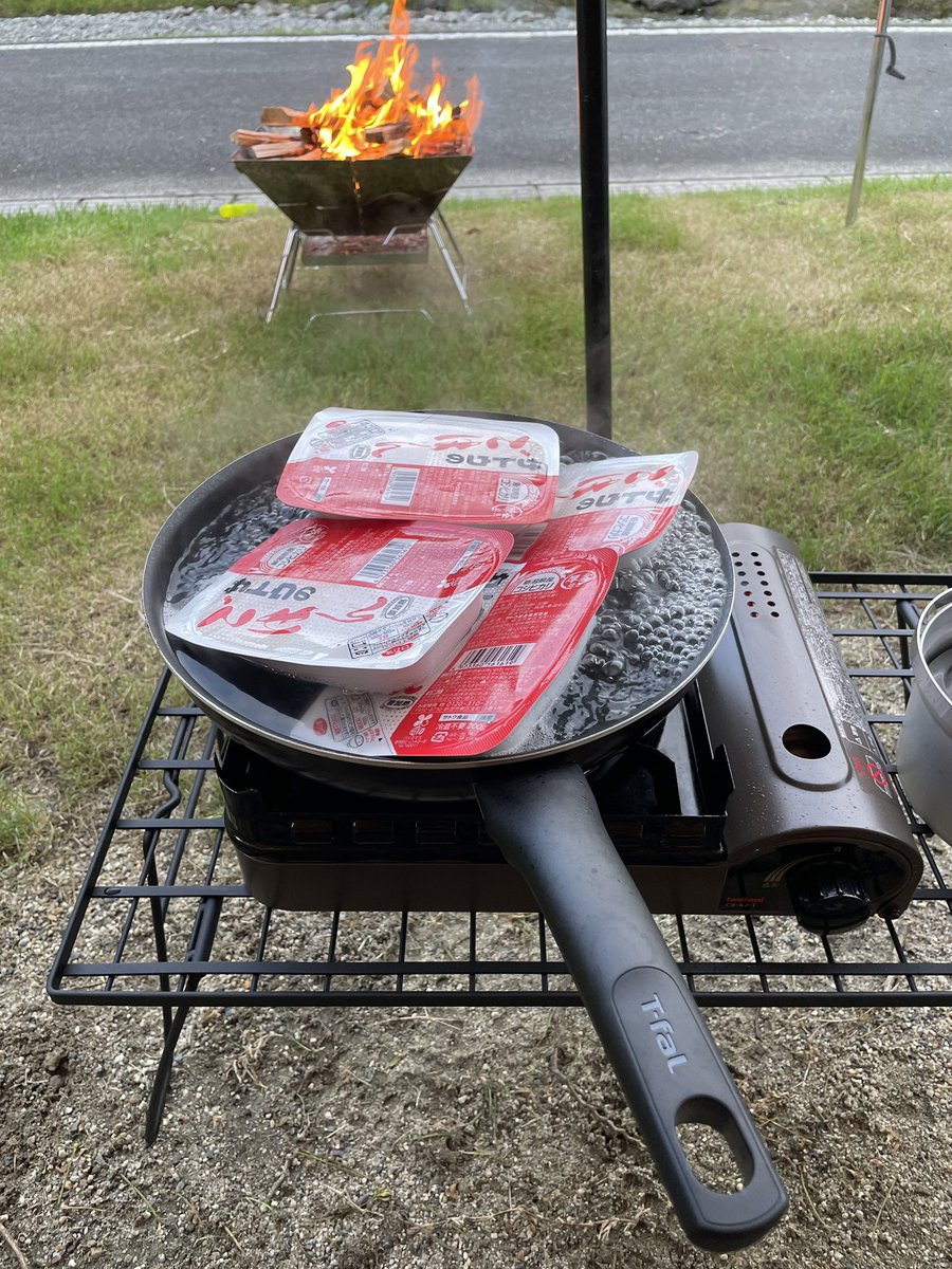 keitarokatsu's tweet photo. 炊飯に失敗して、サトウのご飯湯煎中 https://t.co/RCLlQE1hCf