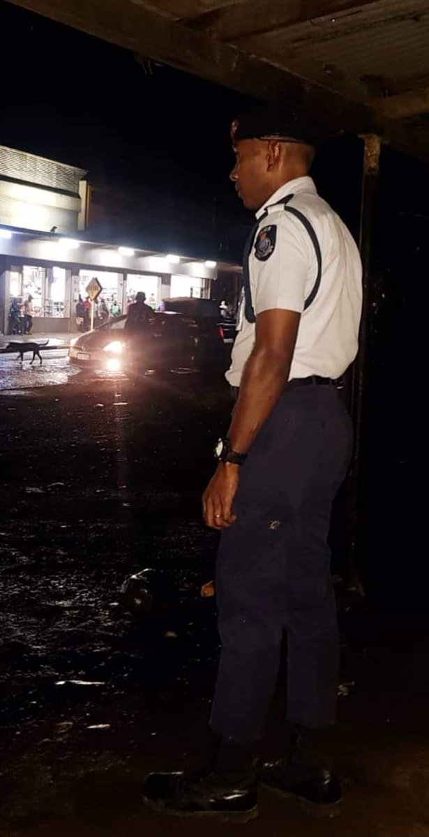 fiji_force's tweet photo. 👮‍♂️👮‍♀️Keeping a close tabs on the movement of people, as many rush to get their shopping 🛍 done before most supermarkets and shops close at 9pm.

Continue to be alert and be aware of what's happening around you!

#StayAlertToStaySafe #saluspopuli https://t.co/1cwX3jSMaX