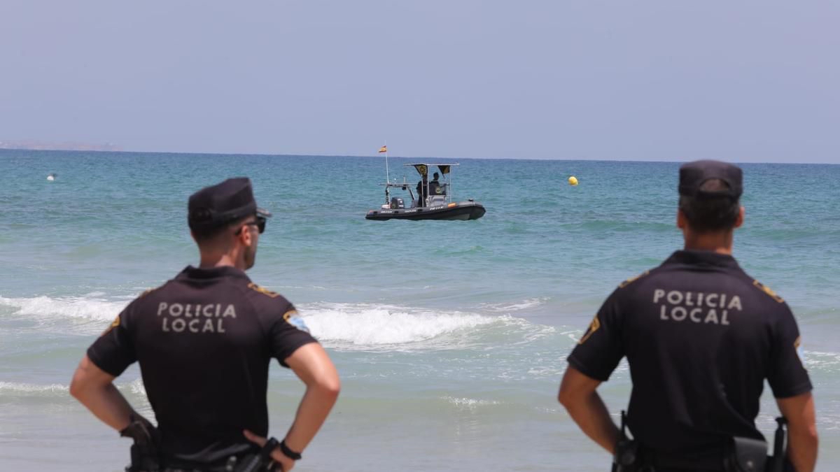 policiaelche's tweet photo. Se #REABRE la playa del Carabassí al baño. Tras los análisis realizados esta mañana por la Dirección General del Agua, los resultados son totalmente #normales
👉🏼 Los #técnicos indican que se ha debido a una contaminación #puntual https://t.co/5FwHjWMnp2