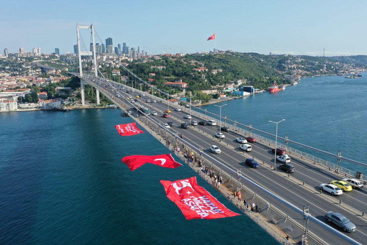 15 Temmuz 2016'daki darbe girişiminin 7'nci yılında Cumhurbaşkanlığı İletişim Başkanlığı, İstanbul Valiliği ve 15 Temmuz Derneği işbirliğinde 15 Temmuz Şehitler Köprüsü'ne Türk bayrağı asıldı.

aa.com.tr/tr/15-temmuz-d…