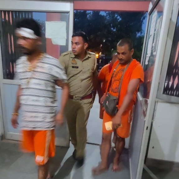 112UttarPradesh's tweet photo. #मुजफ्फरनगर: थाना भोपा अंतर्गत सड़क दुर्घटना की सूचना पर #PRV2232 ने घायल काँवड़ियों को पीआरवी द्वारा अस्पताल ले जाकर भर्ती करा कर बचाई जान! @Uppolice https://t.co/RBCXdCU5F7