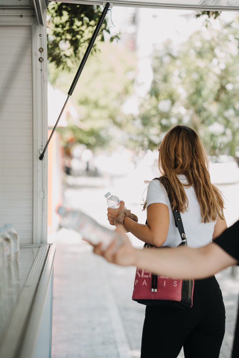 Στο κόκκινο οι θερμοκρασίες στην Αθήνα🌡️ Για αυτό κάνουμε στάση δροσιάς στην πλατεία Συντάγματος!✋🆒 Δροσερό νερό για τους περαστικούς αλλά και ποτίστρες για τους τετράποδους φίλους μας!🐶