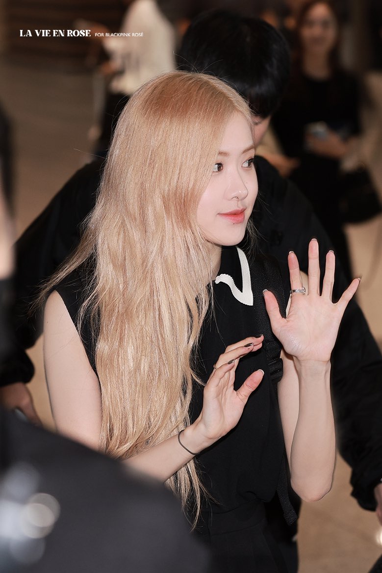 lavieenrose_dot's tweet photo. 230714 
🖤
#블랙핑크   #로제 #ロゼ #BLACKPINK   #ROSÉ @BLACKPINK https://t.co/crk5ITd5x9