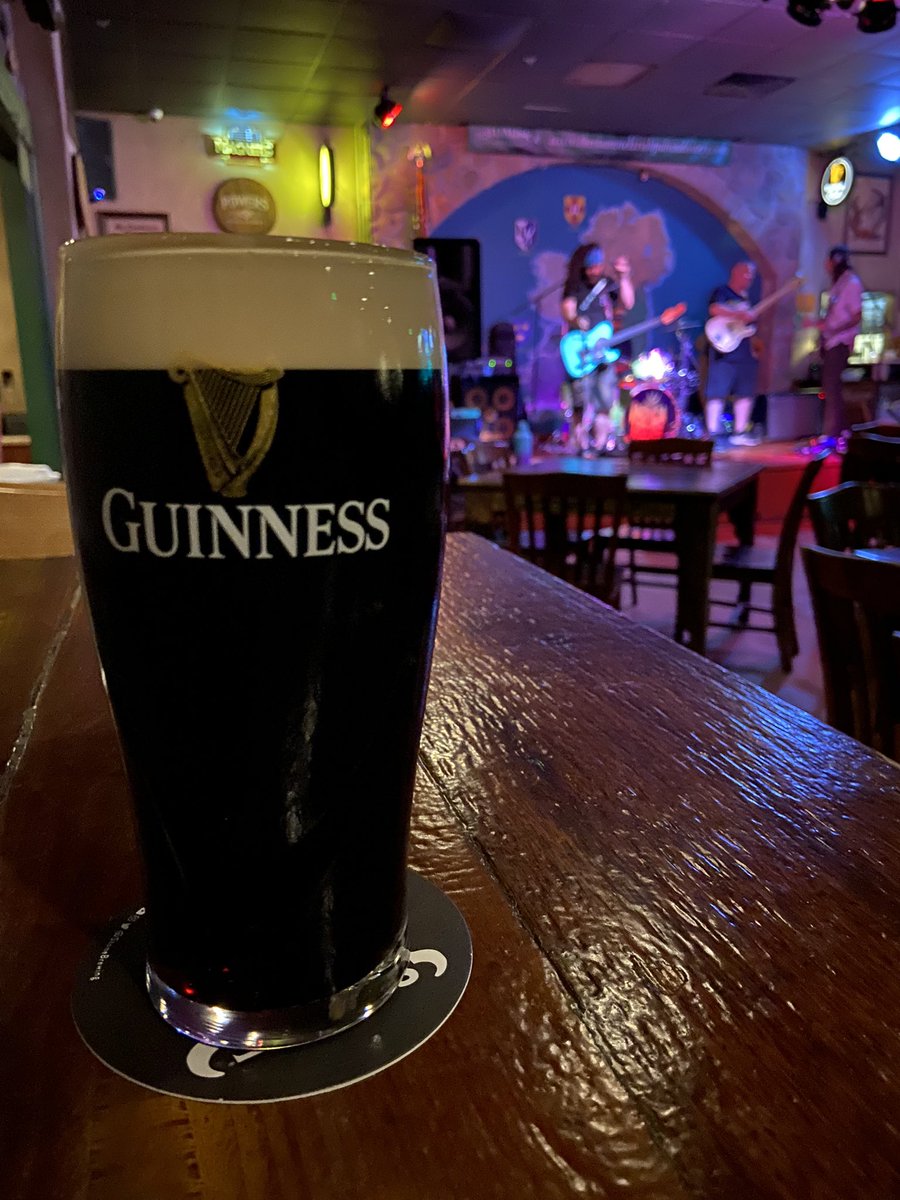 Anthaknee's tweet photo. ‘Avin uh pint https://t.co/OsZB9aiChp