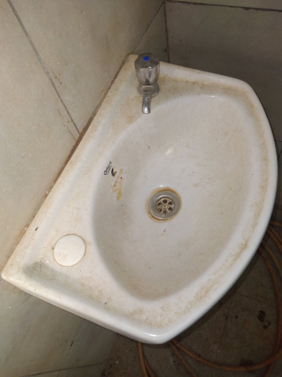 8sixty4's tweet image. Mniitie kazi,usiishi na choo chafu...my client might be on your TL
Rt