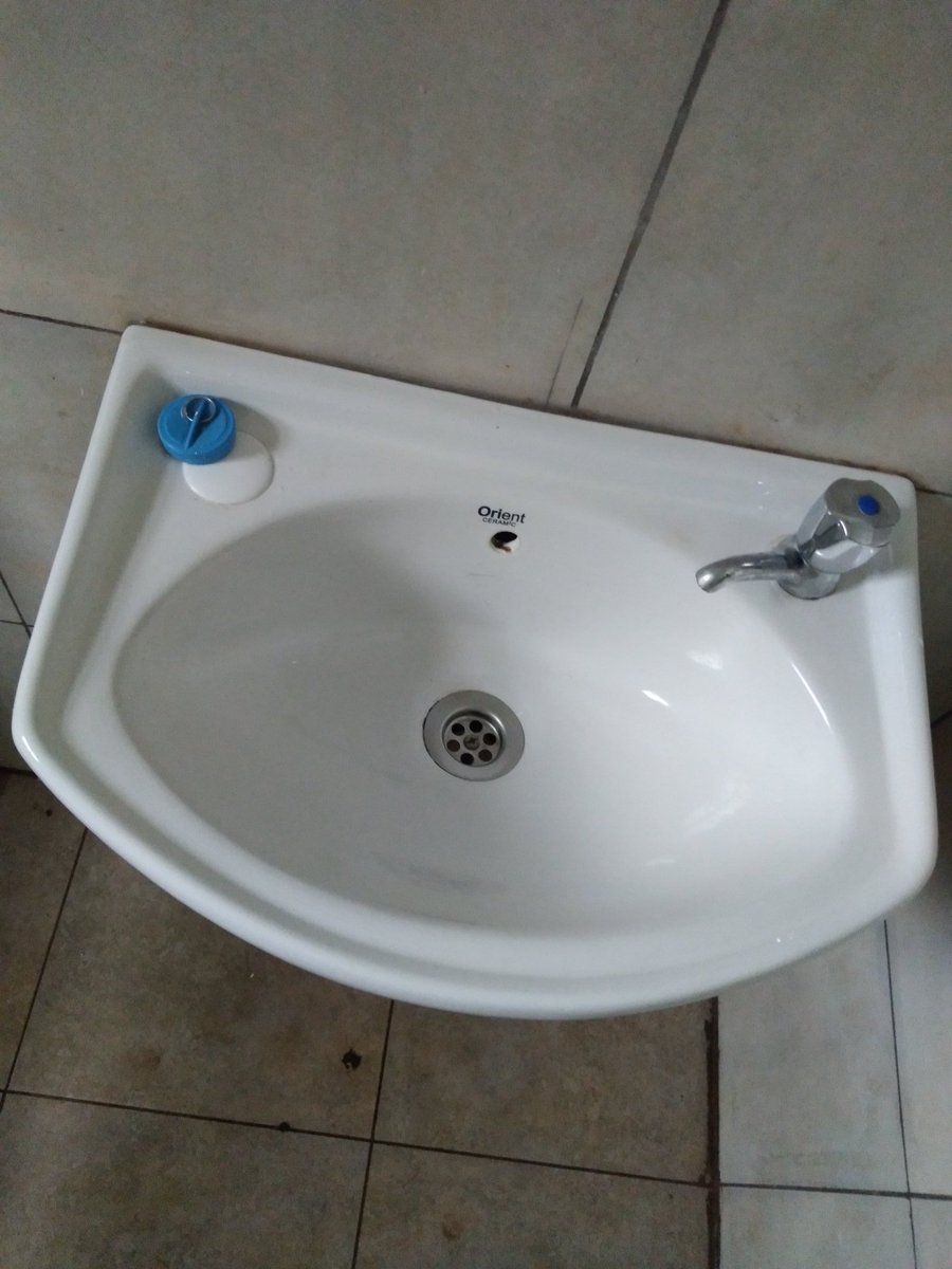 8sixty4's tweet image. Mniitie kazi,usiishi na choo chafu...my client might be on your TL
Rt